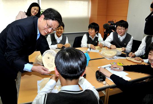 ���۱� ü�� ���α׷� ����